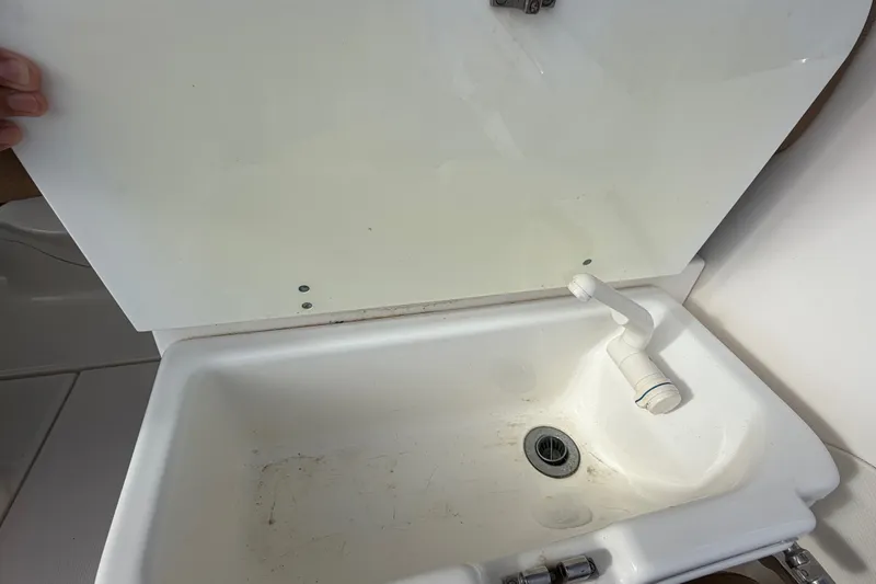 Slide: The Image of Boat sink with faucet on 2005 Wellcraft 290 Coastal. - 22