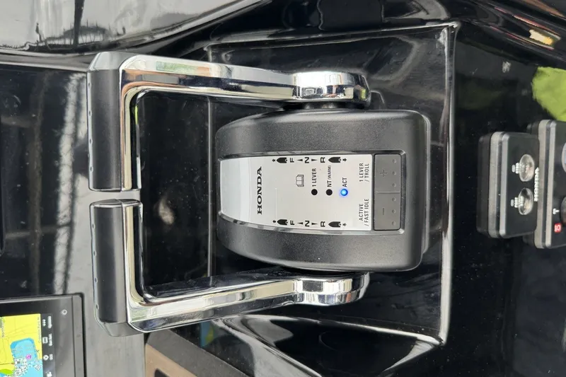 Slide: The Image of Boat throttle control panel on Seawater PHANTOM 280, featuring Honda branding, 2023 model. - 19