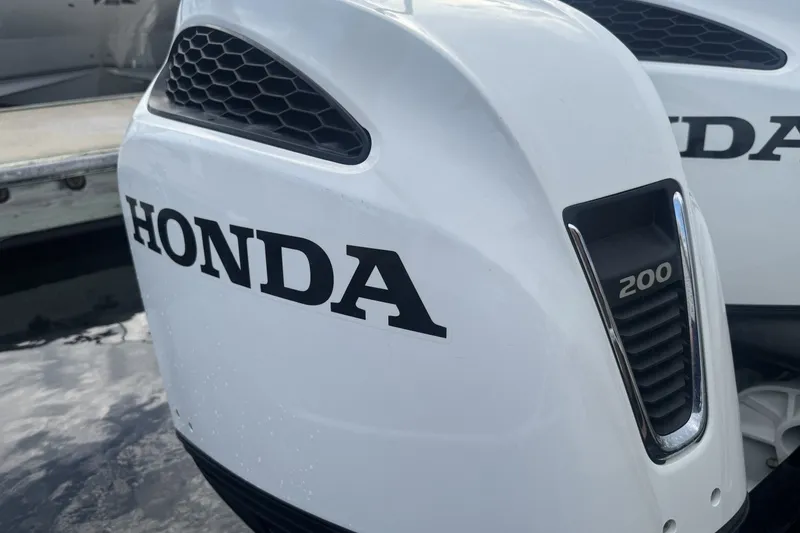 Slide: The Image of Honda 200 outboard motor on Seawater PHANTOM 280, 2023 model. - 14