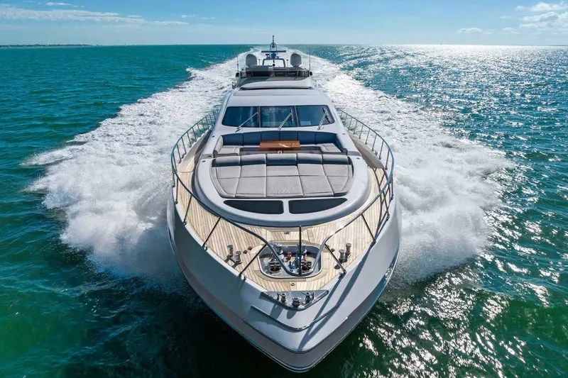 Slide: The Image of Luxusyacht Mangusta 94 von 2016 fährt schnell über das Meer, mit Sonnendeck und modernem Design. - 20