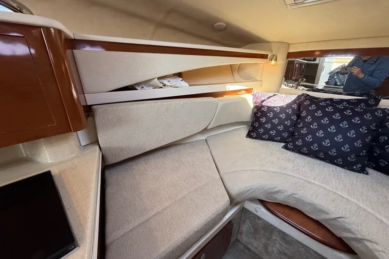 Slide: The Image of Interior of 2008 Sea Ray Sundancer 260 with cozy seating and nautical-themed pillows. - 30