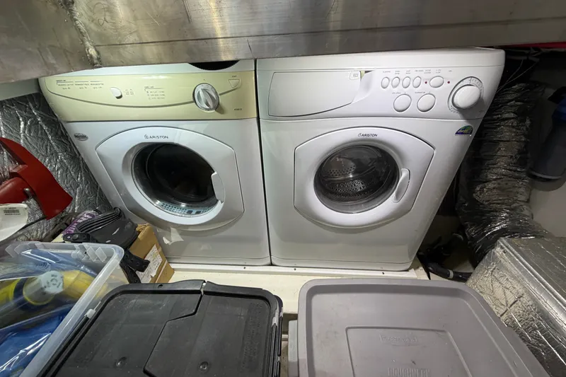 Slide: The Image of Laundry area with Ariston washer and dryer on Navigator 5800 Pilothouse MY, 2009 model. - 29