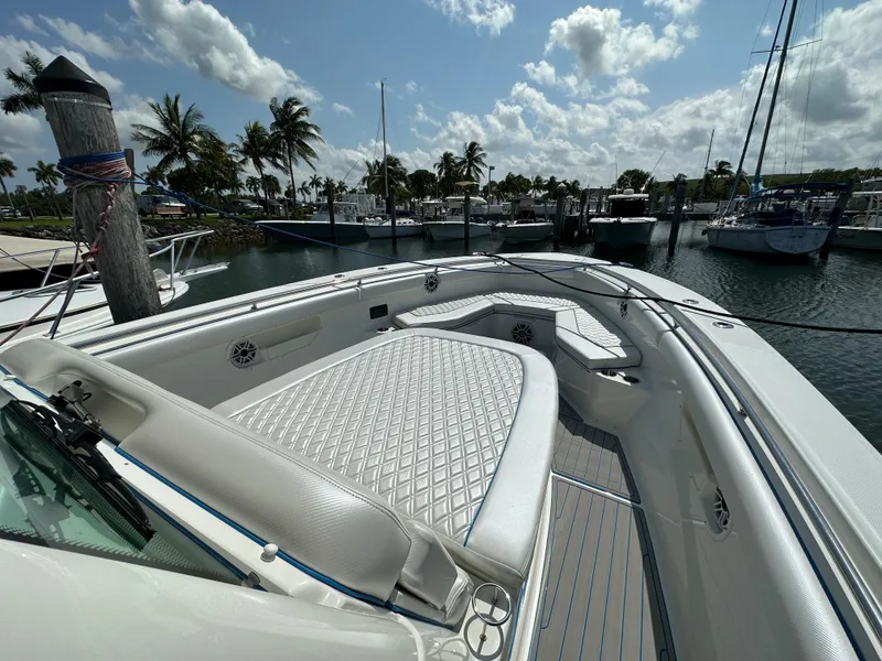Slide: The Image of Das Bild zeigt das Vorderdeck eines Boston Whaler 380 Outrage von 2017 im Hafen. - 29