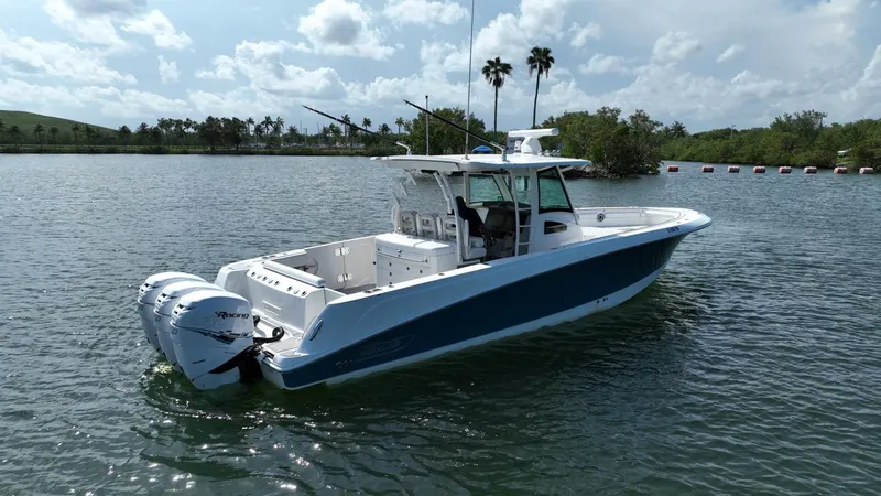 Slide: The Image of Boston Whaler 380 Outrage von 2017 auf ruhigem Wasser mit Palmen im Hintergrund. - 4