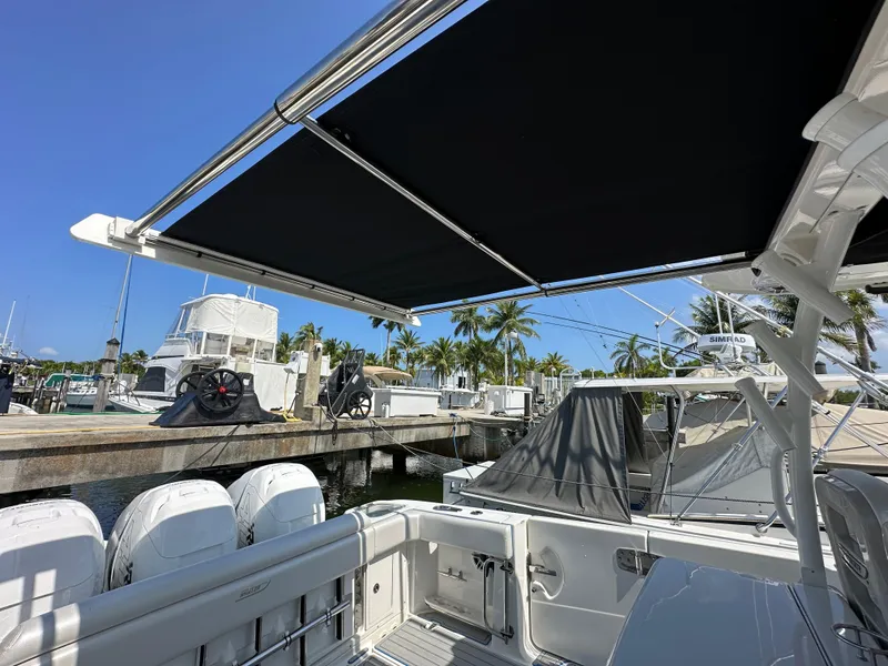 Slide: The Image of Das Bild zeigt das Heck eines Boston Whaler 380 Outrage von 2017 mit Sonnenschutz und Motoren. - 32