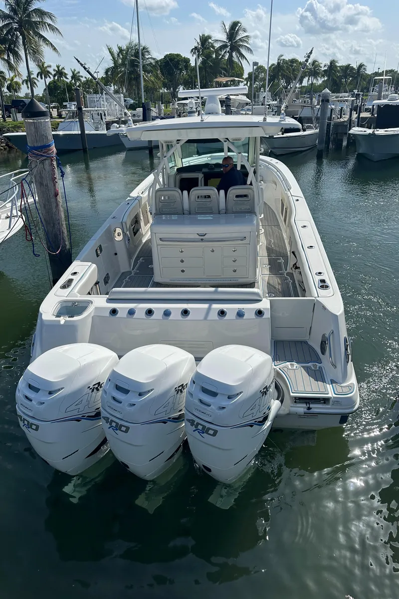 Slide: The Image of Ein Boston Whaler 380 Outrage von 2017 mit drei Außenbordmotoren, angedockt in einem sonnigen Hafen. - 40