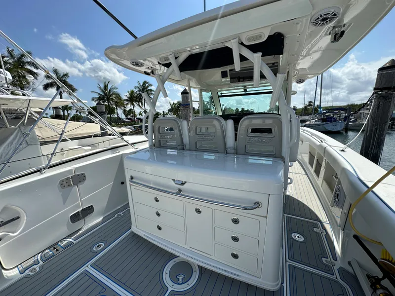Slide: The Image of Das Bild zeigt das Cockpit einer Boston Whaler 380 Outrage von 2017 mit eleganten Sitzen und Stauraum. - 17