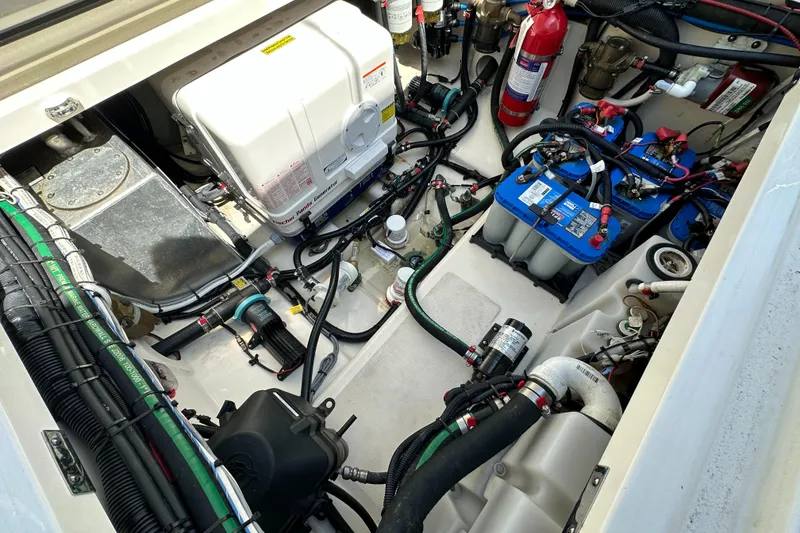 Slide: The Image of Der Motorraum eines Boston Whaler 380 Outrage von 2017 mit Batterien und Verkabelung. - 34
