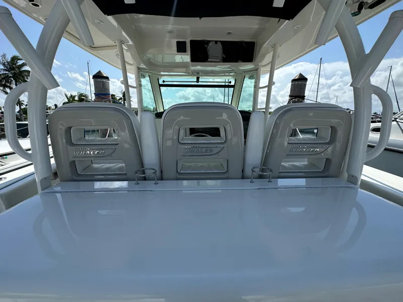 Slide: The Image of Das Bild zeigt das Cockpit eines Boston Whaler 380 Outrage von 2017 mit drei Sitzen. - 18