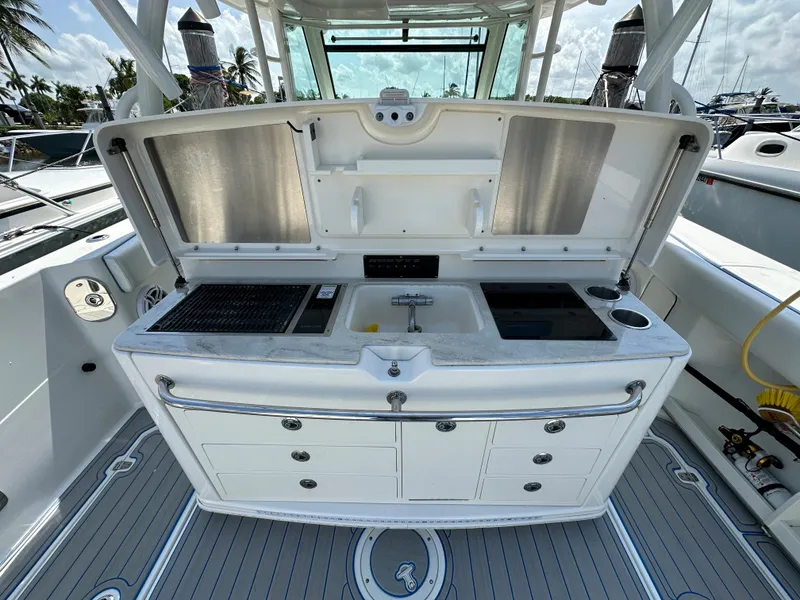 Slide: The Image of Die Boston Whaler 380 Outrage von 2017 zeigt eine gut ausgestattete Außenküche mit Spüle und Grill. - 19