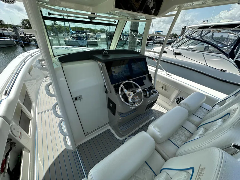 Slide: The Image of Das Cockpit der Boston Whaler 380 Outrage von 2017 zeigt moderne Instrumente und komfortable Sitze. - 21