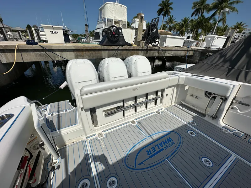 Slide: The Image of Das Bild zeigt das Heck eines Boston Whaler 380 Outrage von 2017 mit drei Außenbordmotoren. - 12