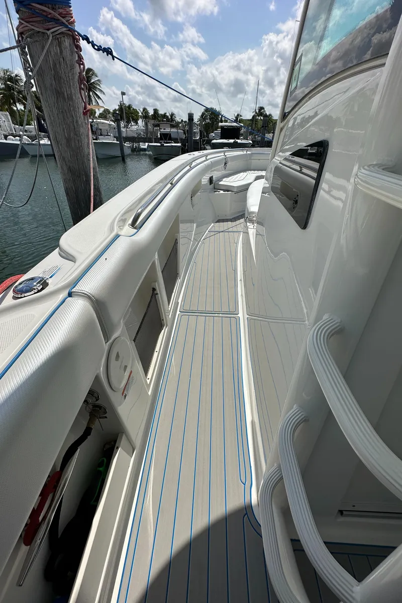 Slide: The Image of Die Boston Whaler 380 Outrage von 2017 zeigt ein elegantes Deck mit blauen Akzenten und Seilen. - 35