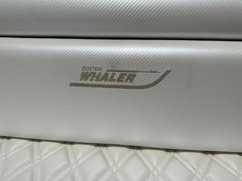Slide: The Image of Nahaufnahme des Boston Whaler Logos auf einem gepolsterten Sitz. - 16