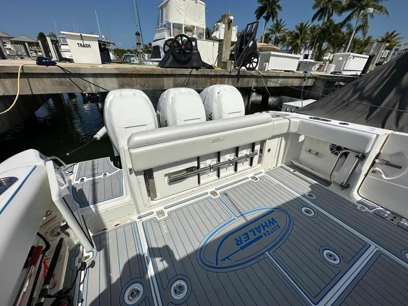 Slide: The Image of Das Bild zeigt das Heck eines Boston Whaler 380 Outrage von 2017 mit drei Außenbordmotoren. - 13
