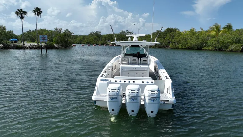 Slide: The Image of Ein Boston Whaler 380 Outrage von 2017 auf dem Wasser, mit drei Außenbordmotoren. - 7