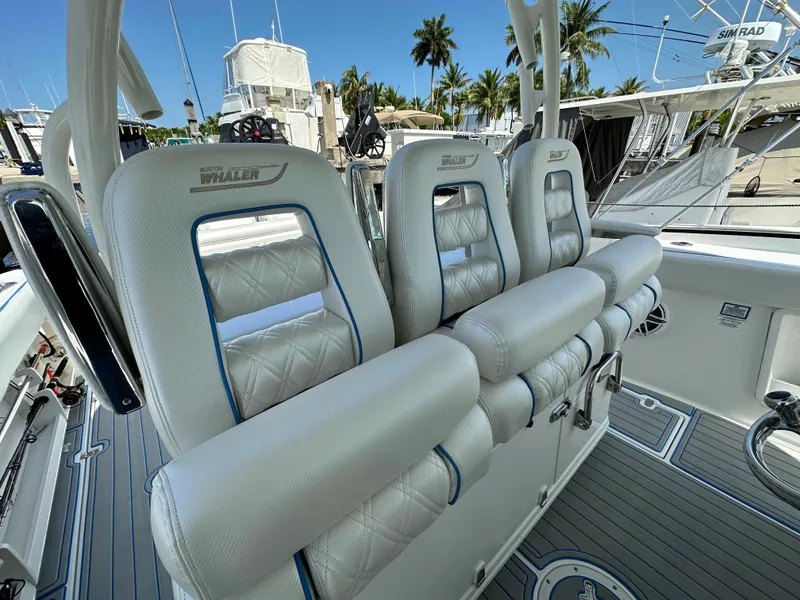 Slide: The Image of Die Boston Whaler 380 Outrage von 2017 zeigt luxuriöse, gepolsterte Sitze im Cockpitbereich. - 25