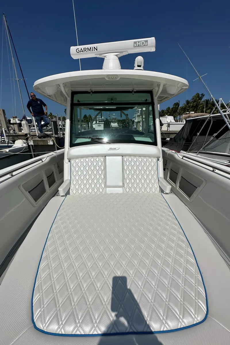 Slide: The Image of Boston Whaler 380 Outrage 2017 mit gepolstertem Vordeck und Garmin-Radar, im Hafen angedockt. - 38