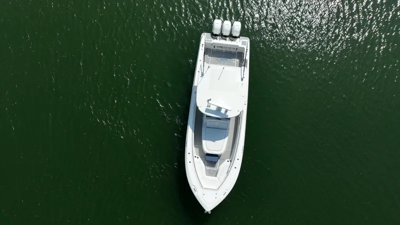 Slide: The Image of Luftaufnahme eines weißen Bootes auf ruhigem Wasser, mit drei Außenbordmotoren am Heck. - 9