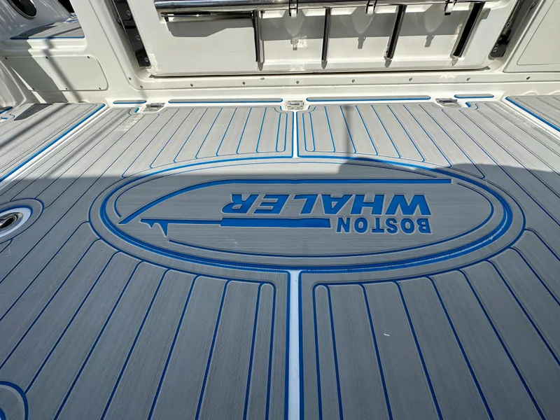Slide: The Image of Das Bild zeigt den Boden eines Boston Whaler 380 Outrage Bootes mit einem blauen Logo. - 14
