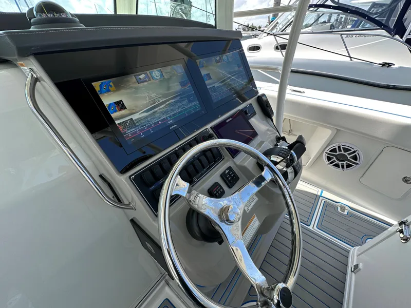 Slide: The Image of Das Bild zeigt das Steuerpult eines Boston Whaler 380 Outrage von 2017 mit modernen Instrumenten. - 22
