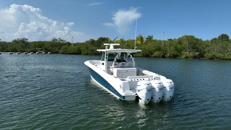 Slide: The Image of Ein Boston Whaler 380 Outrage von 2017 auf ruhigem Wasser mit vier Außenbordmotoren. - 5
