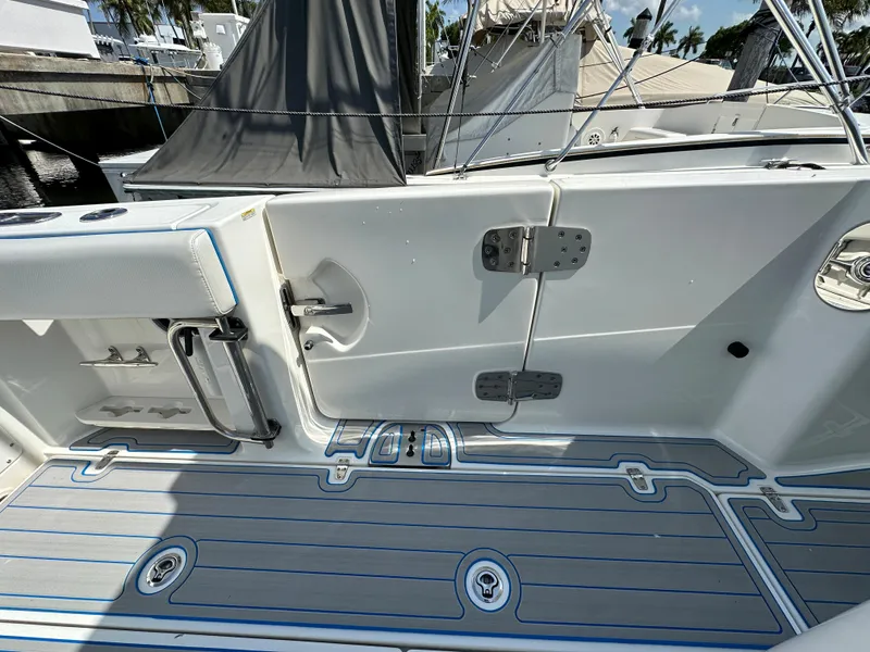 Slide: The Image of Das Bild zeigt das Deck einer Boston Whaler 380 Outrage von 2017 mit grauem Bodenbelag. - 20