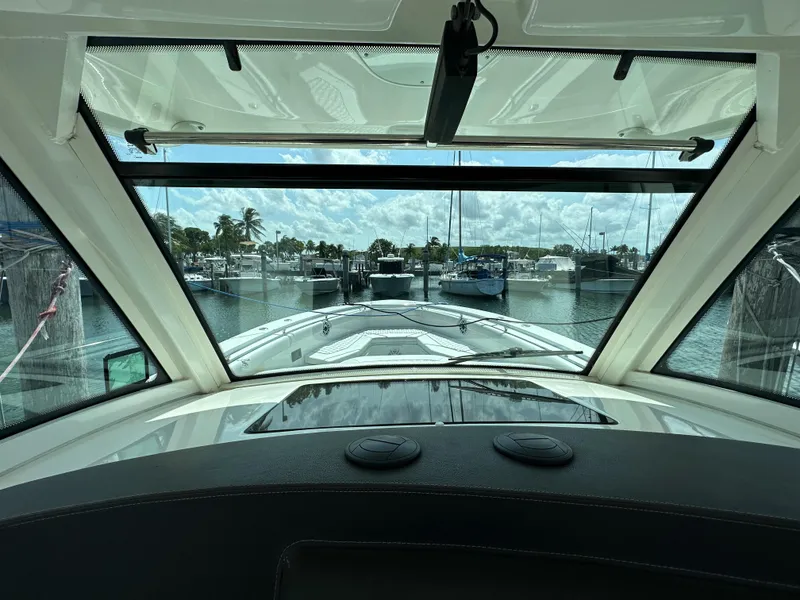 Slide: The Image of Blick aus dem Cockpit einer Boston Whaler 380 Outrage auf einen Yachthafen mit mehreren Booten. - 27
