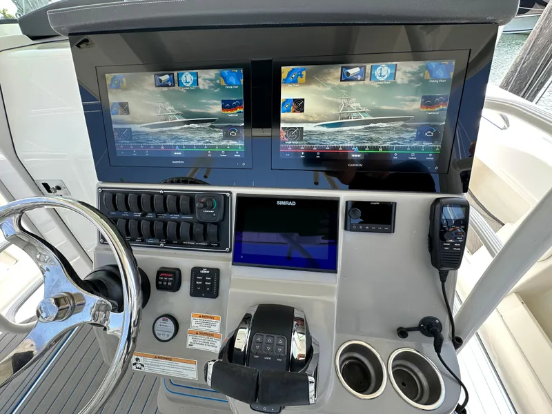 Slide: The Image of Das Cockpit der Boston Whaler 380 Outrage von 2017 zeigt moderne Navigationsbildschirme und Bedienelemente. - 23
