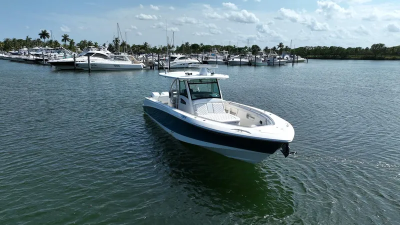 Slide: The Image of Ein Boston Whaler 380 Outrage von 2017 liegt im Wasser vor Anker, umgeben von anderen Booten im Hafen. - 3