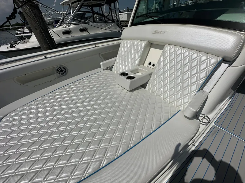 Slide: The Image of Das Bild zeigt das luxuriöse, gepolsterte Sonnendeck eines Boston Whaler 380 Outrage von 2017. - 31