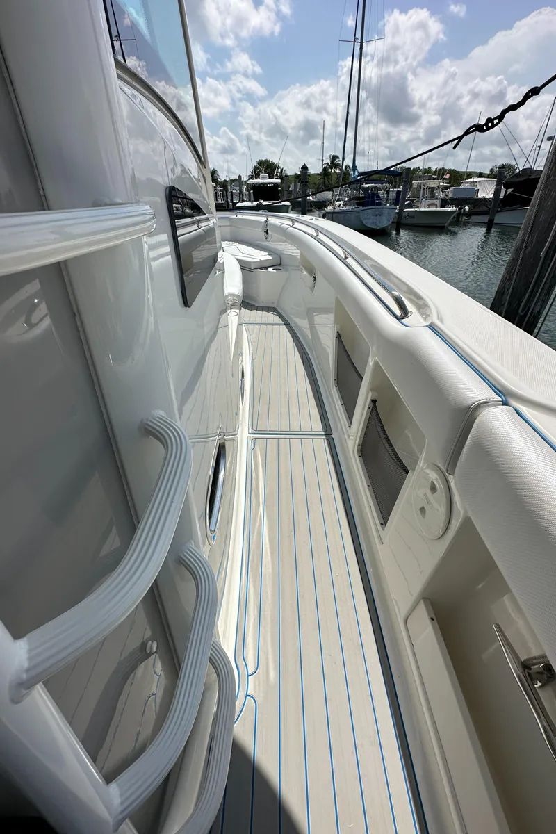 Slide: The Image of Seitendeck der Boston Whaler 380 Outrage von 2017 mit eleganten Handläufen und klaren Linien. - 36