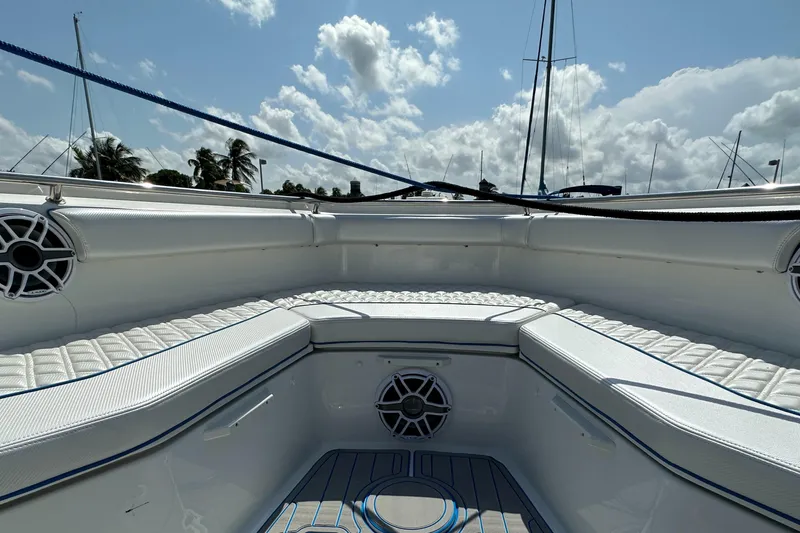 Slide: The Image of Das Bild zeigt den Bugbereich eines Boston Whaler 380 Outrage von 2017 mit gepolsterten Sitzbänken. - 39