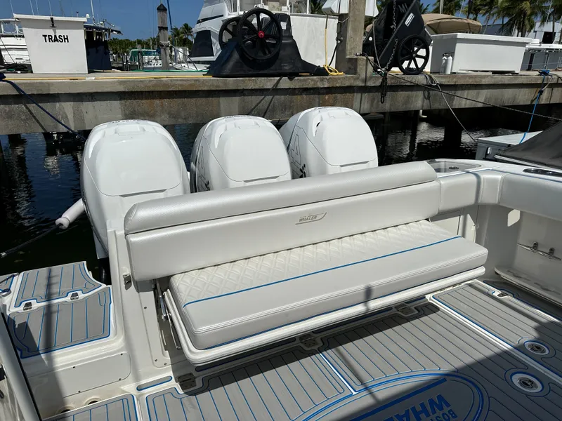 Slide: The Image of Das Bild zeigt das Heck eines Boston Whaler 380 Outrage von 2017 mit drei Motoren und einer Sitzbank. - 15