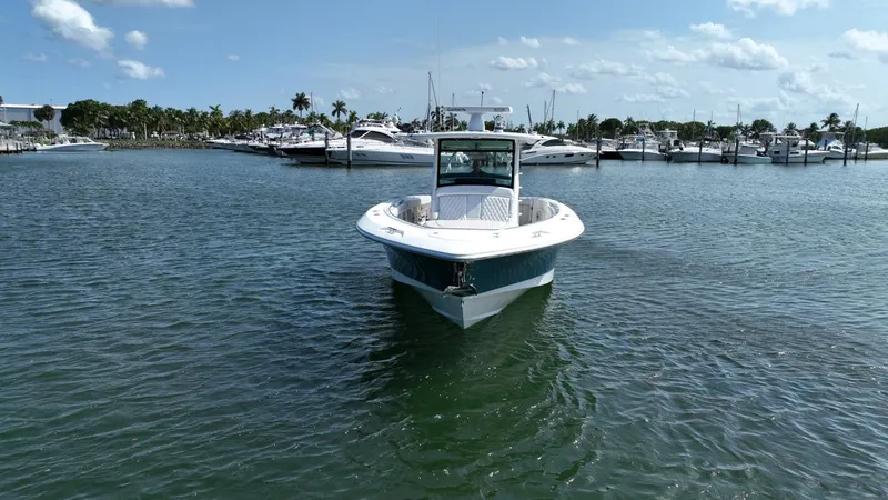 Slide: The Image of Ein Boston Whaler 380 Outrage von 2017 auf ruhigem Wasser, umgeben von anderen Booten im Hafen. - 2