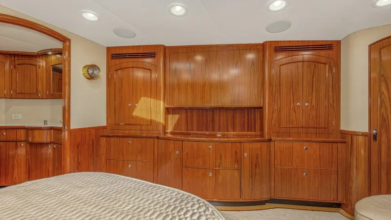 Slide: The Image of 19_2827464_2005_76_whiticar_enclosed_bridge_badonkadonk_master_stateroom_2 - 20