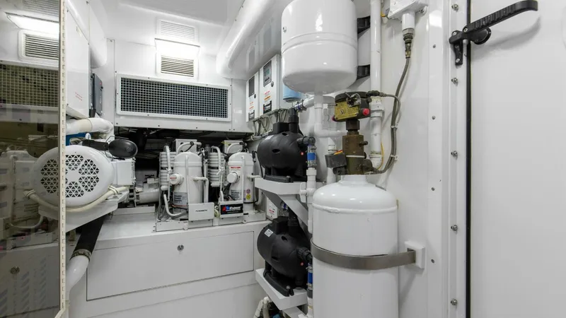 Slide: The Image of 55_2827464_2005_76_whiticar_enclosed_bridge_badonkadonk_engine_room_1 - 56