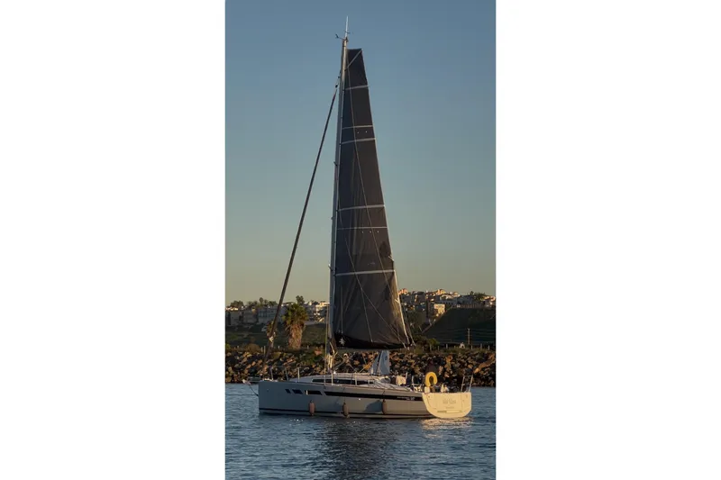 Slide: The Image of Jeanneau Sun Odyssey 349 Segelboot 2024 auf ruhigem Wasser. - 8