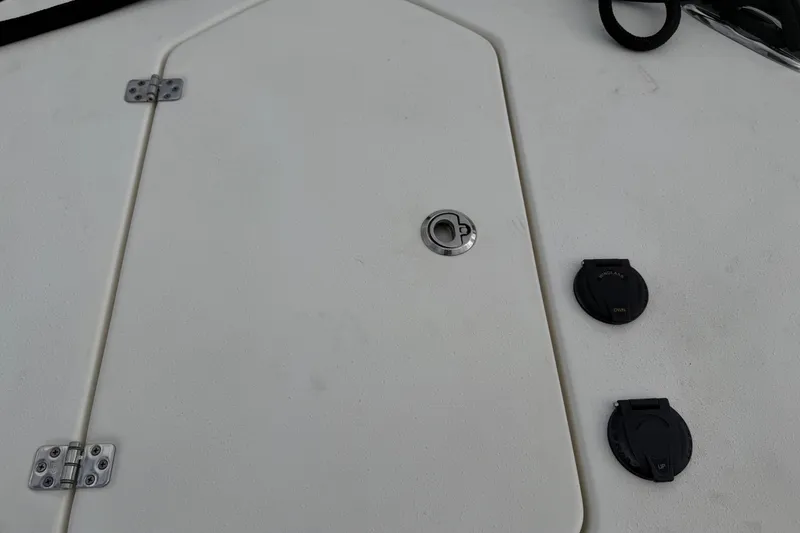 Slide: The Image of Hatch and controls on 2022 NauticStar 28 XS boat deck. - 21