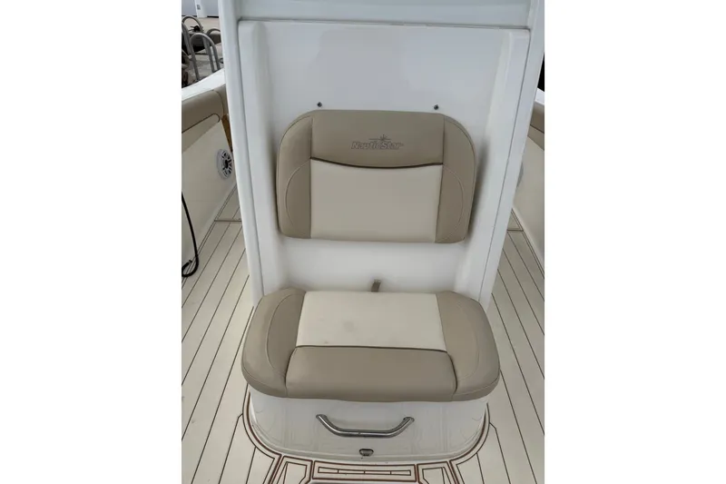 Slide: The Image of 2022 NauticStar 28 XS boat seat with beige and cream upholstery. - 18