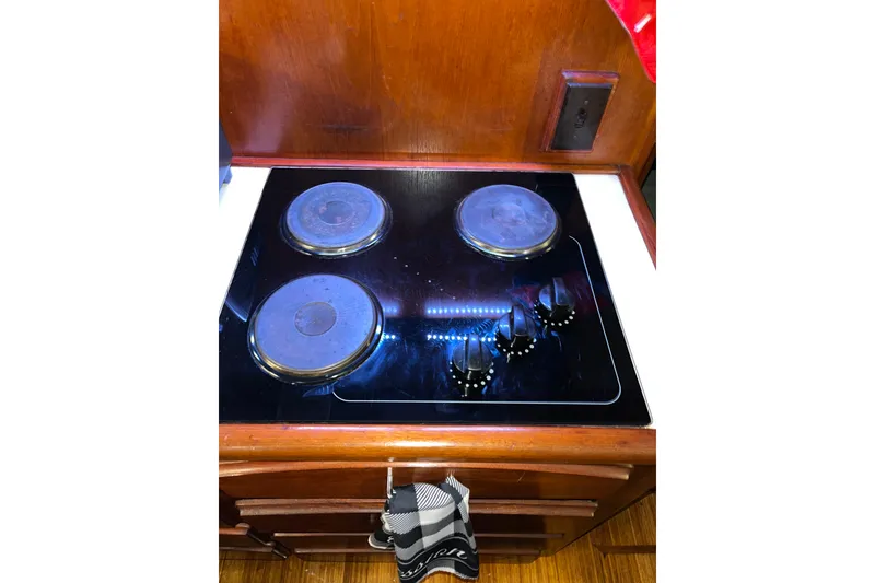 Slide: The Image of Electric stovetop on 1989 Californian 45 Motor Yacht, featuring four burners and control knobs. - 23