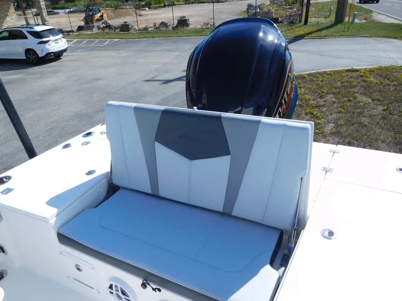 Slide: The Image of Robalo 226 Cayman 2027 - 17