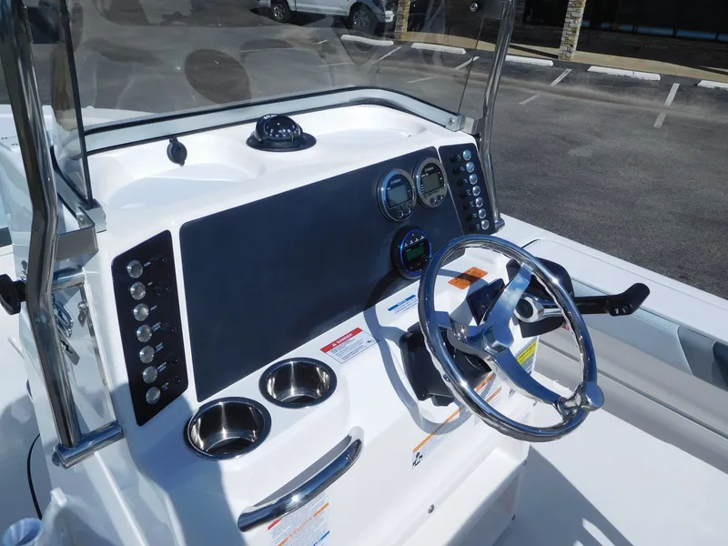 Slide: The Image of Robalo 226 Cayman 2027 - 14