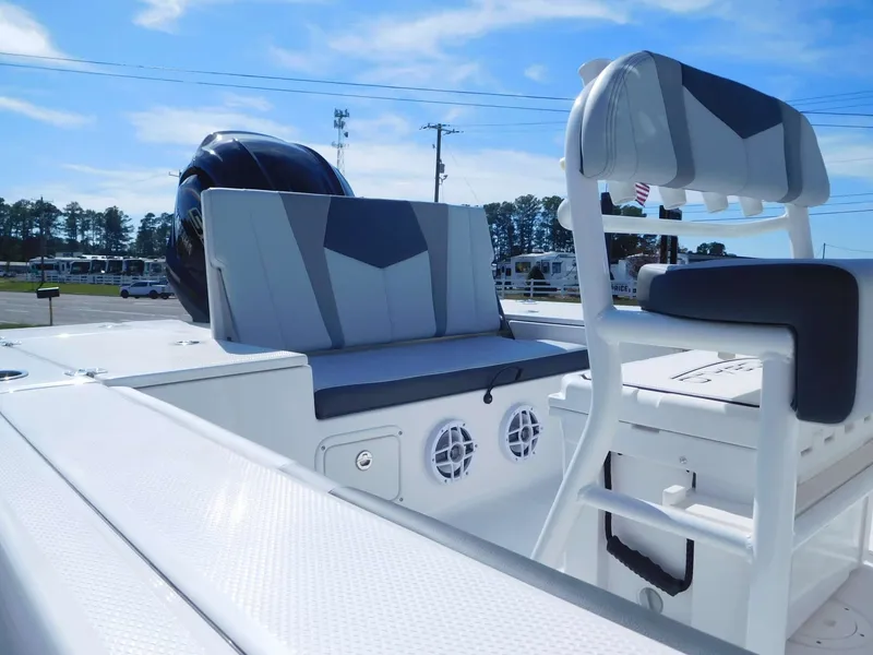 Slide: The Image of Robalo 226 Cayman 2027 - 6