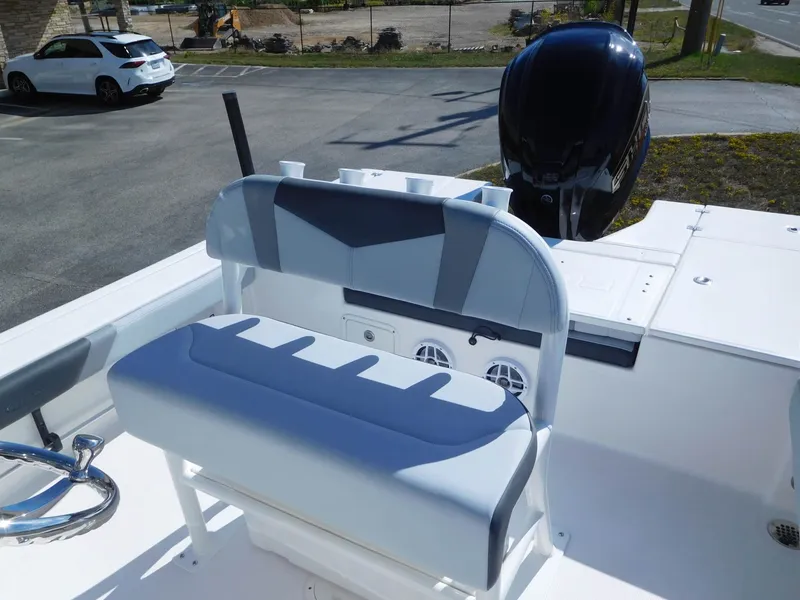 Slide: The Image of Robalo 226 Cayman 2027 - 16