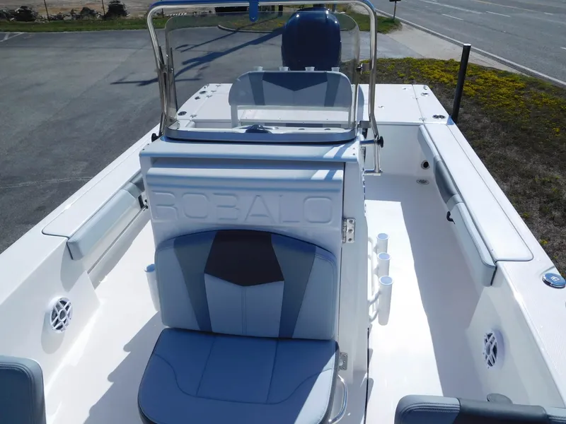 Slide: The Image of Robalo 226 Cayman 2027 - 13