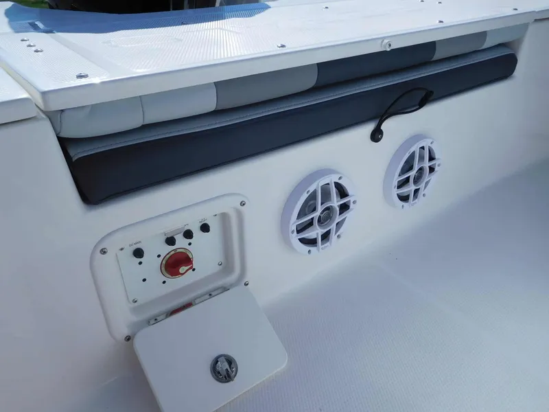 Slide: The Image of Robalo 226 Cayman 2027 - 8
