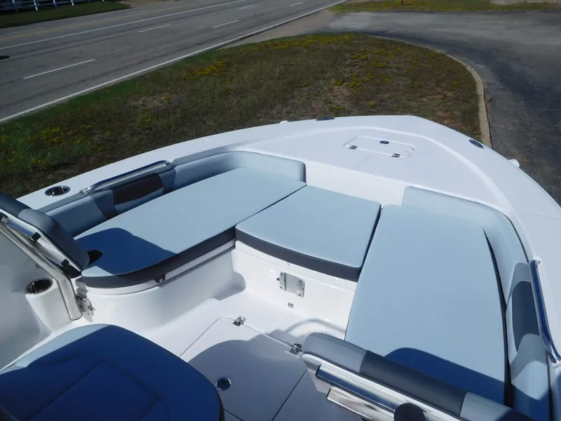 Slide: The Image of Robalo 226 Cayman 2027 - 12