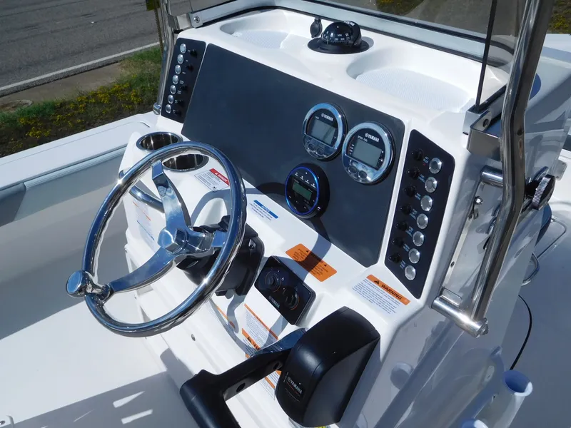 Slide: The Image of Robalo 226 Cayman 2027 - 15