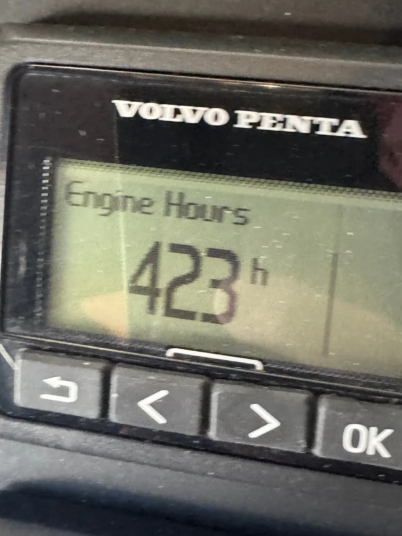 Slide: The Image of Volvo Penta engine display shows 423 engine hours. - 43